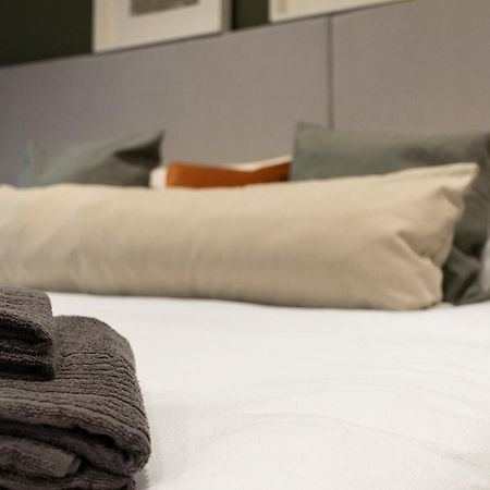 Luxe Courtyard Apartment For 4 Near Exeter City Centre المظهر الخارجي الصورة