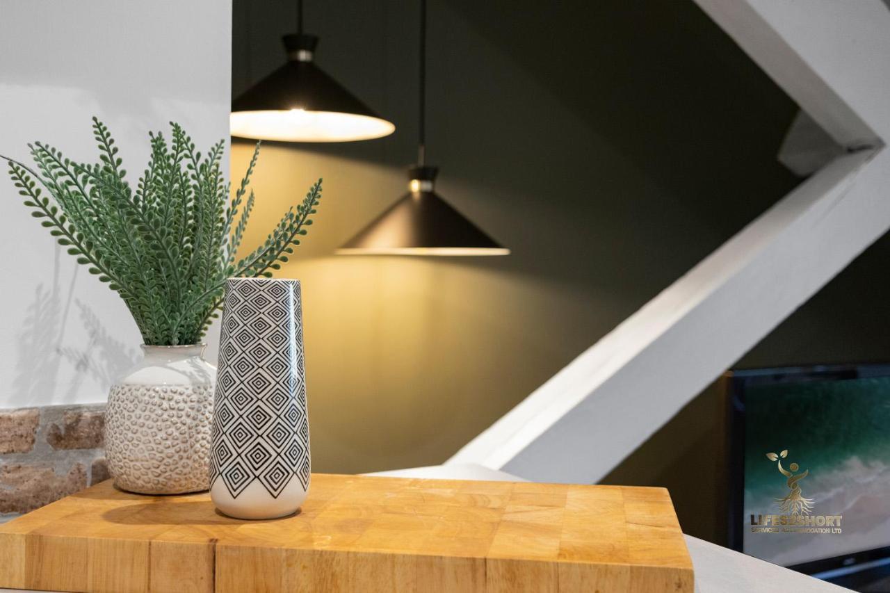Luxe Courtyard Apartment For 4 Near Exeter City Centre المظهر الخارجي الصورة