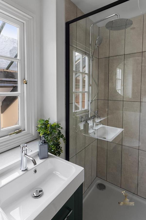 Luxe Courtyard Apartment For 4 Near Exeter City Centre المظهر الخارجي الصورة